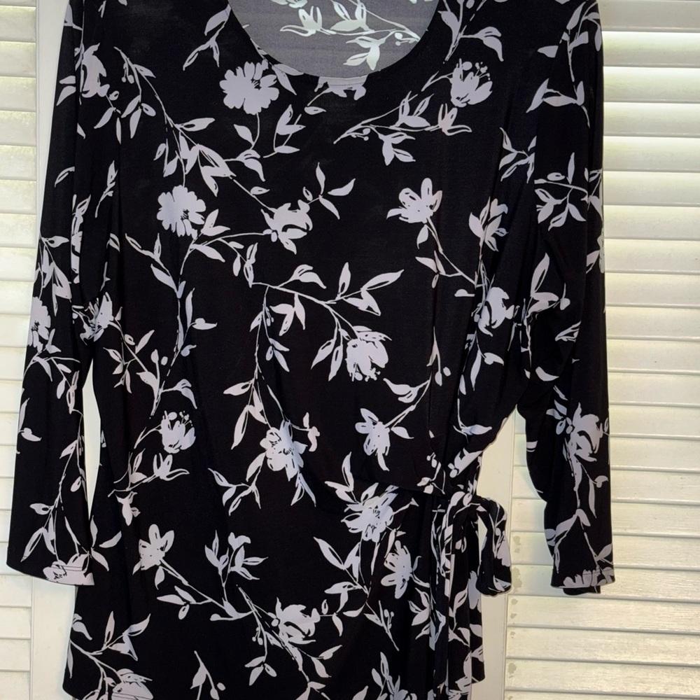 Kasper Black and White Floral Blouse. Size 2x. Like new condition.